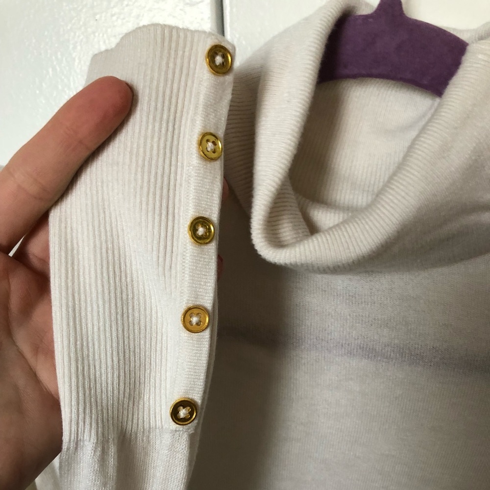 Beautiful light weight turtleneck - Ivory color.